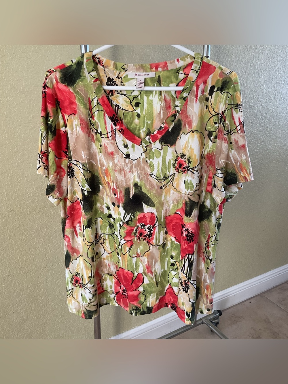 JM Collection Floral V-Neck Short Sleeve Top in Red, Green & Cream